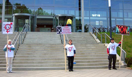 «STOP Genitalverstümmelung im Kinderspital!» Zwischengeschlecht.org vor dem UKSH Audimax, Lückeck 20.5.11