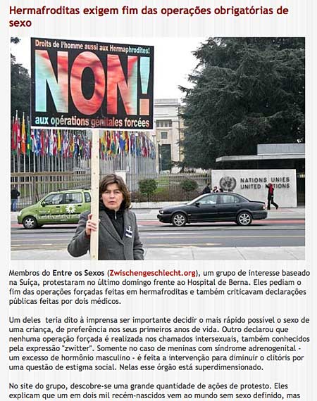 Foto: site do Entre os Sexos - um dos membros segura um cartaz com os dizeres 'Direitos humanos também para os hermafroditas - Não às operações genitais forçadas!' frente à sede da ONU em Genebra.